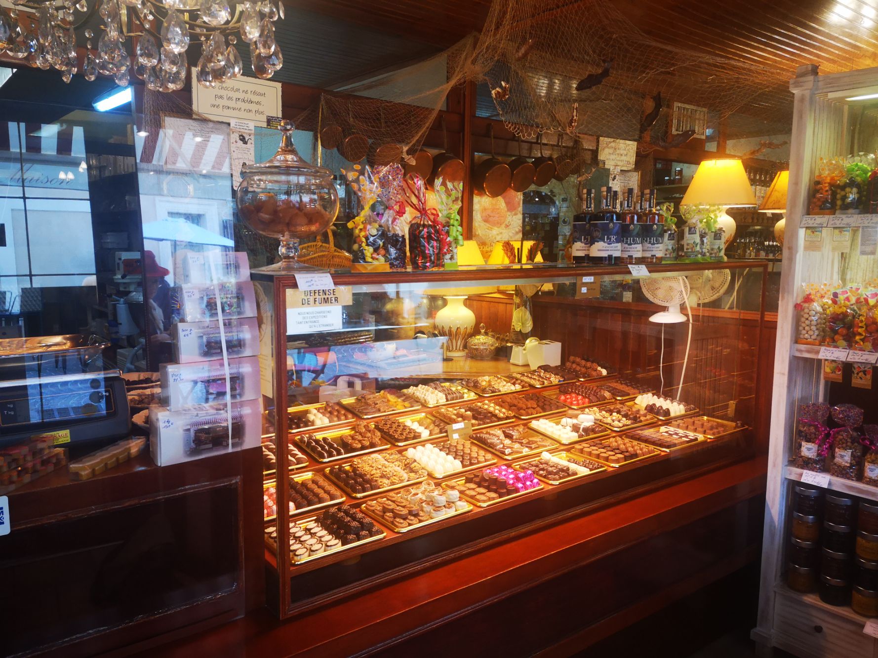 Vitrine chocolaterie Marc Steyaert - WoMEN NL